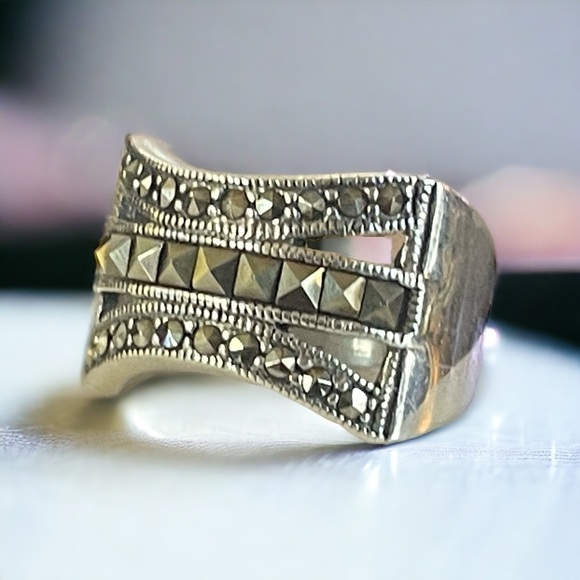 Sterling Silver Marcasite Ring (7.5) - Picture 1 of 6